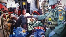 Die drei Überleben­den in dem Helikopter, dessen Besatzung sie aus dem Unglücksboot gerettet und nach Teneriffa gebracht hat. Foto: EFE