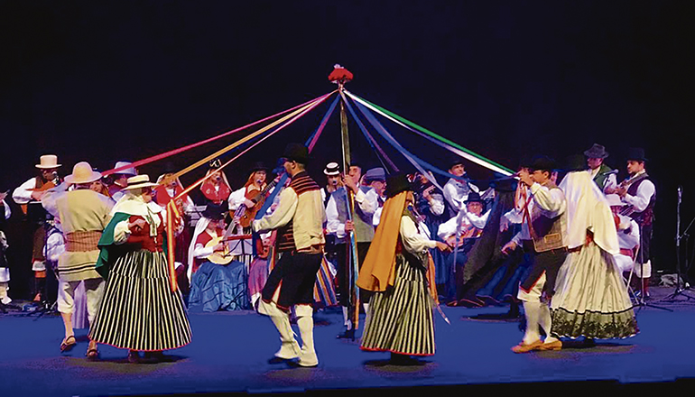 Die Musiker und Tänzer der Folkloregruppe „Támbara“ führen traditionelle Tänze von allen Inseln vor und setzen eine Pilgerreise zur Madonna von Candelaria in Szene. Foto: Ayto La Orotava