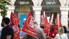 Streikende Angestellte mit Fahnen der Gewerkschaft UGT vor einer BBVA-Filiale Foto: EFE