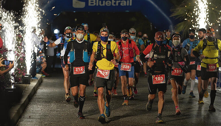 Start des 105 km langen Ultra-Laufs in Playa Fañabé