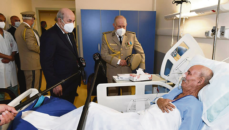 Seit Anfang Juni befindet sich Brahim Ghali wieder in Algerien in einem Militärkrankenhaus. Dort besuchten ihn der algerische Präsident, Abdelmayid Tebune (l.) und der Oberbefehlshaber der Streitkräfte, General Said Chengriha. Foto: EFE/Presidencia de la República de Argelia