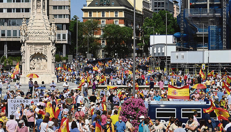 Vox rief zur Protestkundgebung auf der Plaza de Colón auf und Tausende kamen. Foto: EFE