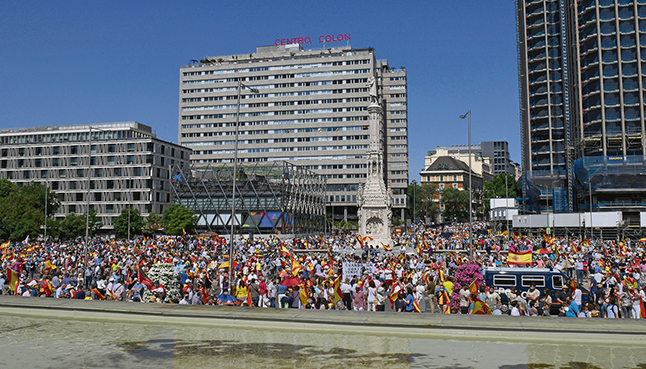 Vox rief zur Protestkundgebung auf der Plaza de Colón auf und Tausende kamen. Foto: EFE