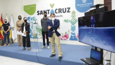 Bürgermeister José Manuel Bermúdez präsentierte den Kurzfilm von Felipe Ravina, der im Auftrag der Stadt und der Brauerei gedreht wurde. Foto: Ayuntamiento de Santa Cruz de Tenerife