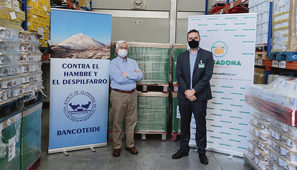 Mercadona spendet regelmäßig Lebensmittel an BancoTeide und andere Wohltätigkeitsorganisationen: Hernán Cerón (li), Präsident der Lebensmittelbank Teneriffa, und Jorge Pérez (re), Direktor für externe Beziehungen bei Mercadona Foto: mercadona