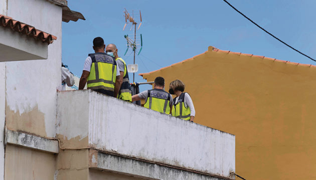 Die Policía Nacional am Tatort (oben) und bei der Verhaftung des mutmaßlichen Mörders Foto: EFE