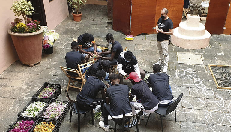 Die Jugendlichen zeigten großes Interesse und beteiligten sich mit Eifer an der Aktion. Später lernten sie, wie Mojo zubereitet wird. Danach gab es ein gemeinsames Mittagessen mit den Künstlern.