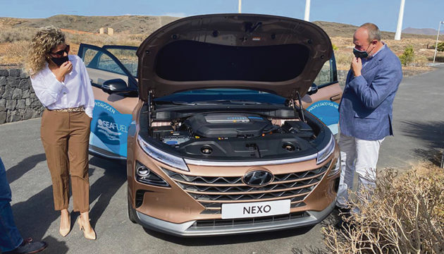 Der Hyundai Nexo ist das erste von acht Brennstoffzellen-Fahrzeugen, die auf Teneriffa im Rahmen des Pilotprojekts mit Wasserstoff, der mithilfe von erneuerbaren Energien erzeugt wird, fahren werden. Foto: cabildo de tenerife