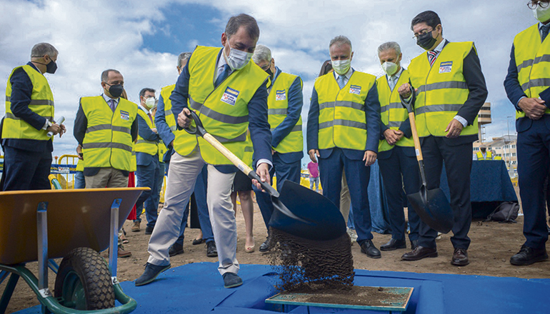 Am 3. Juni wurde der Grundstein gelegt. Dabei griff Bürgermeister José Manuel Bermúdez höchstpersönlich zur Schaufel. Foto: Ayuntamiento de Santa Cruz de Tenerife