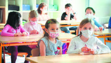 In der Schule sollen die Kinder weiterhin eine Maske tragen. Foto: EFE