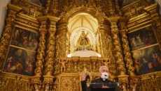 Bischof Bernardo Álvarez war bei der Präsentation des restaurierten Rokoko-Kunstwerks in der Kathedrale von La Laguna zugegen und lobte die Zusammenarbeit der Kirche mit dem Cabildo, durch welche die Restaurierung möglich wurde. FOTO: EFE