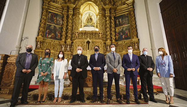 Vertreter von Kirche und Politik präsentierten stolz das Resultat der Restaurierung, die sich das Cabildo fast 159.000 Euro kosten ließ. Foto: Cabildo de Tenerife