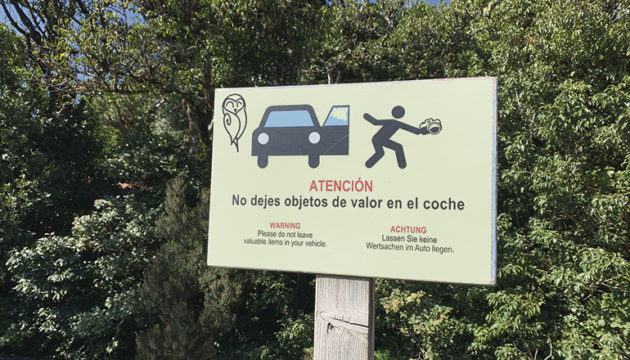 An verschiedenen Stellen im Anaga stehen Schilder, die vor Auto-Einbrüchen warnen.