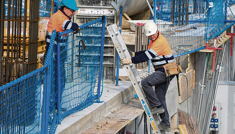 Zeitlich befristete Arbeitsverträge für bestimmte Bauprojekte können missbraucht werden, um eine Festanstellung der Mitarbeiter zu umgehen. Foto: EFE