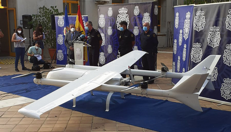 Das beschlagnahmte Fluggerät ist mit vier Elektromotoren ausgestattet. Foto: cuerpo nacional de policía / ministerio del interior