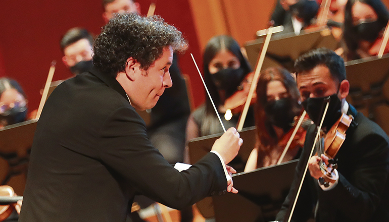 Gustavo Dudamel und seine Schützlinge eröffneten das „Festival de Música de Canarias“ im Auditorio Alfredo Kraus in Las Palmas mit Schönbergs „Verklärte Nacht“ und der Serenade C-Dur für Streichorchester von Tschaikowski. Foto: EFE