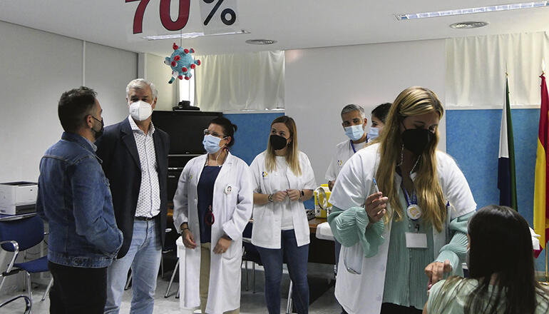 El Hierros Cabildo-Präsident Alpidio Armas (2.v.l.) zu Besuch im Impfzentrum. Foto: cab de El hierro