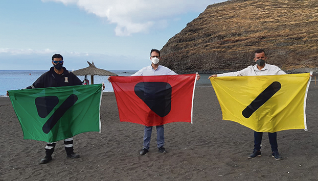 Der Bürgermeister von San Sebastián de La Gomera, Adasat Reyes (Mitte), und der Stadtrat für Strände und Umwelt, Alonso García Díaz, präsentierten die neuen Flaggen. Foto: Ayto. S. Sebastián
