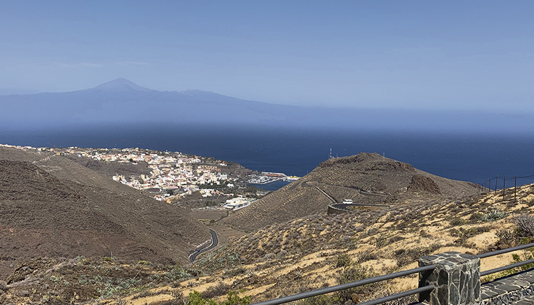 Blick über trockenes Land auf San Sebastián de La Gomera. Bereits im vergangenen September mahnte Cabildo-Präsident Casimiro Curbelo, dass dringend eine zukunftsfähige Wasserinfrastruktur geschaffen werden muss, um die Versorgung zu gewährleisten. Foto: WB