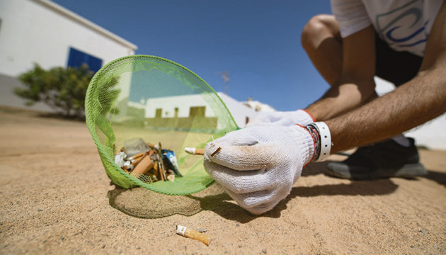 Im Juli führten Freiwillige auf der nördlich von Lanzarote gelegenen kleinsten Insel der Kanaren eine Säuberungsaktion durch. Dabei wurde eine ebenso erstaunliche wie erschreckende Zahl von Zigarettenkippen am Strand von Caleta de Sebo und in den umliegenden Gassen des kleinen Küstenortes gesammelt. Foto: ayuntamiento de teguise