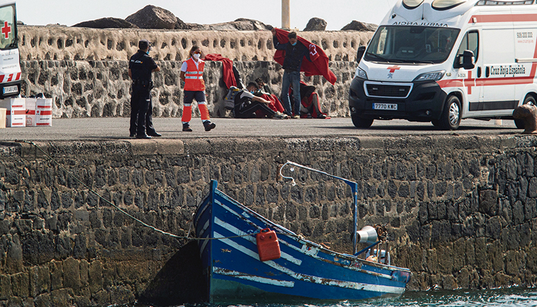 Ein Migranten-Boot am Anleger von Arrecife, Lanzarote Foto: EFE