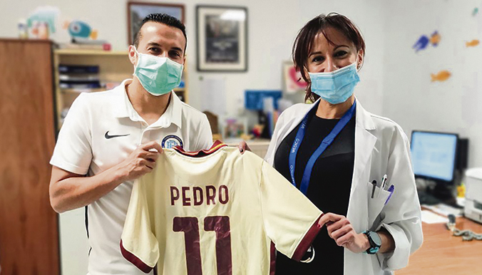 Pedrito überreichte bei seinem Besuch in La Candelaria der Leiterin des Krankenhauses ein Trikot mit seiner Nummer beim AS Rom, das er für das Ärzte- und Pflegeteam der Abteilung für Pädiatrie mitgebracht hatte. Foto: GOBCAN
