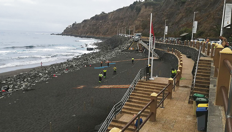 Um den Sicherheitsabstand zu gewährleisten, wurde der Sand von El Socorro wieder in Parzellen aufgeteilt. Foto: Ayuntamiento del Puerto de la cruz