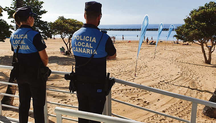 Am Strand Las Teresitas, der übrigens weiterhin zwischen 21 und 6 Uhr gesperrt ist, um nächtliche Treffen auf dem Parkplatz zu verhindern, wird auch tagsüber die Aufsicht verstärkt. FOTO: AYUNTAMIENTO DE SANTA CRUZ DE TENERIFE: