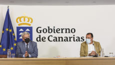 Regierungssprecher Julio Pérez (l.) berichtete zusammen mit dem Leiter des Gesundheitsressorts, Blas Trujillo (r.), von den neuesten Beschlüssen und Vorhaben der Regierung, um die Ausbreitung des Coronavirus zu stoppen. Foto: Gobierno de Canarias