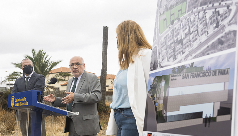 Cabildo-Präsident Antonio Morales (M.) stellte das Projekt zusammen mit Bürgermeister Augusto Hidalgo und der Stadträtin für Sozialwesen, Isabel Mena, vor. Foto: Cabildo Gran Canaria