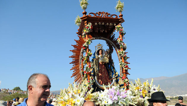Die „Virgen del Socorro” wird von der Pfarrkirche in San Pedro, Güimar, aus zum Strand hinunter getragen. Foto: Moisés Pérez