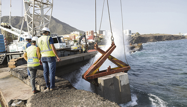 Die Wellen werden künftig von 500 Betonblöcken aufgehalten, die nach und nach ins Wasser gelassen werden. Foto: Cabildo de Tenerife