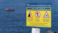 Überall in der Nähe der gefährlichen Badestelle stehen Warnschilder. Trotzdem wagen immer wieder auch Urlauber den Ausflug dorthin. Foto: EFE