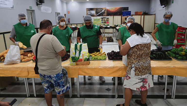 Die Zahl der Menschen, die Suppenküchen aufsuchen müssen, ist im Zuge der Pandemie enorm gestiegen. Foto: EFE