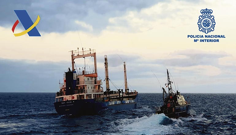 Der erst kürzlich in „Natalia“ umbenannte schrottreife Frachter wurde von zwei Zoll-Patrouillenbooten unweit der Kanaren gestoppt. Foto: Policía nacional/EFE