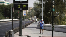 So unfassbar, dass es im Bild festgehalten werden muss: Ein Passant fotografiert die Temperaturanzeige bei der Brücke San Rafael in Córdoba, die am 14. August 51° C anzeigte. Foto: EFE