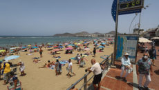 An den Stränden, wie hier am Playa de las Canteras in Las Palmas, herrschte während der Hitzewelle Hochbetrieb. Wer konnte, flüchtete zur Abkühlung in den Atlantik. Foto: efe