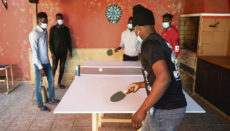 Junge Migranten, deren Aufenthaltsanträge laufen, vertreiben sich in einem Aufnahmezentrum die Zeit mit Tischtennisspielen. Foto: EFE