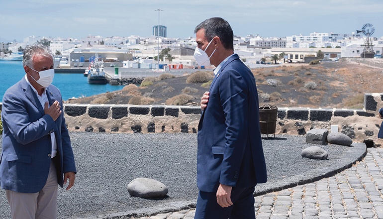Pedro Sánchez unterbrach seinen Urlaub unter anderem für ein kurzes Treffen mit dem kanarischen Präsidenten Ángel Víctor Torres. Foto: EFE