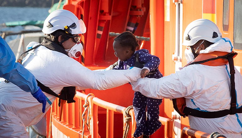 Das Rote Kreuz berichtet, dass immer mehr Frauen – auch Schwangere – mit kleinen Kindern ankommen, denen die Strapazen der Überfahrt besonders zusetzen. Foto: EFE