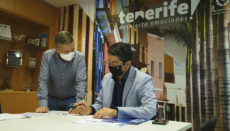 Cabildo-Präsident Martín (r.) und der Leiter des Tourismusamtes, David Pérez, feilen an einem attraktiven Ausflugsprogramm, das den Teilnehmern ein besseres Kennenlernen der Insel ermöglicht. Foto: Cabildo de Tenerife