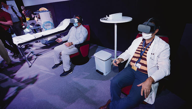 Das Virtual Reality-Video wurde im Museo Elder in Las Palmas vorgestellt. Als Erste sahen sich der Direktor des Servicio Canario de Salud, Conrado Domínguez (l.), und Museumsdirektor José Gilberto Moreno das Video an. Foto: EFE