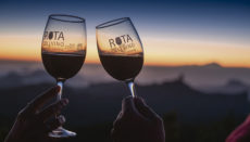 Der spanische Verband der Weinstädte hat diesen Sommer die Zertifizierung der „Ruta del vino“ von Gran Canaria genehmigt, die damit die erste Weinstraße der Kanaren ist. Die Inselverwaltung hatte sich mehrere Jahre darum bemüht, ein neues touristisches Produkt zu schaffen, das die Weiterentwicklung des Weinsektors auf der Insel fördert. www.rutadelvinodegrancanaria.org