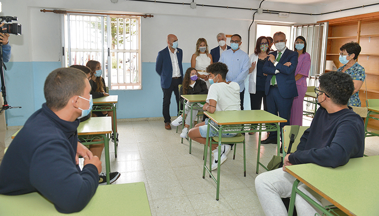 Präsident Ángel Víctor Torres (r.) unterhielt sich mit einigen Schülerinnen und Schülern der Oberstufe der Schule IES Garoé in Valverde. Foto: efe