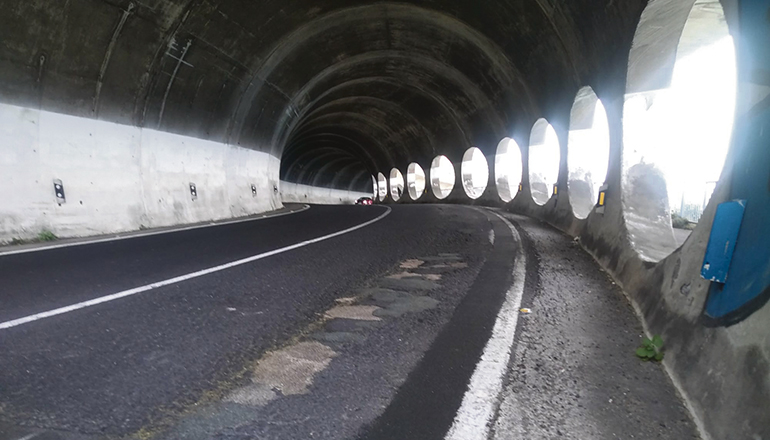 Die Fahrbahnen in dem Tunnel, der eine der drei Stadtzufahrten bildet, war voller Schlaglöcher. Foto: cabtf