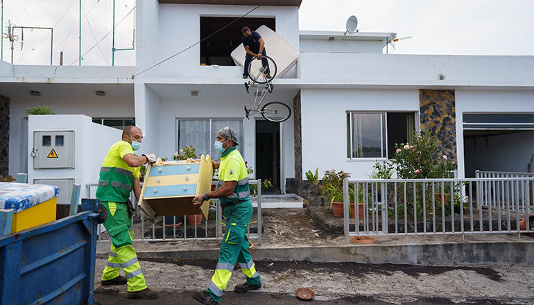 Menschen versuchen verzweifelt, wenigstens einen Teil ihres Hausrats zu retten. Fotos: EFE