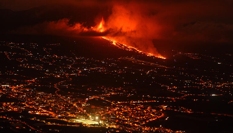 Auf La Palma hört die Erde nicht auf zu beben. Die Menschen werden auch in der Nacht immer von neuen Erschütterungen aufgeschreckt. Das Ausmaß der Katastrophe ist noch nicht absehbar, ebenso wenig die Dauer der Eruption. Foto: EFE
