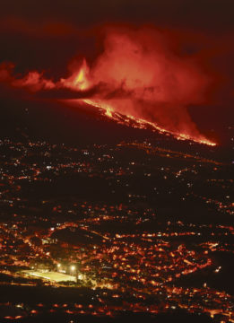14 Tage nach Beginn der Eruption stürzte der Vulkankegel teilweise in sich zusammen, und der Austritt von Magma verstärkte sich.