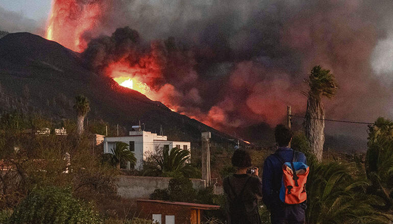 Die Eruption fasziniert einerseits als Naturschauspiel und entsetzt andererseits durch ihre zerstörerische Gewalt.