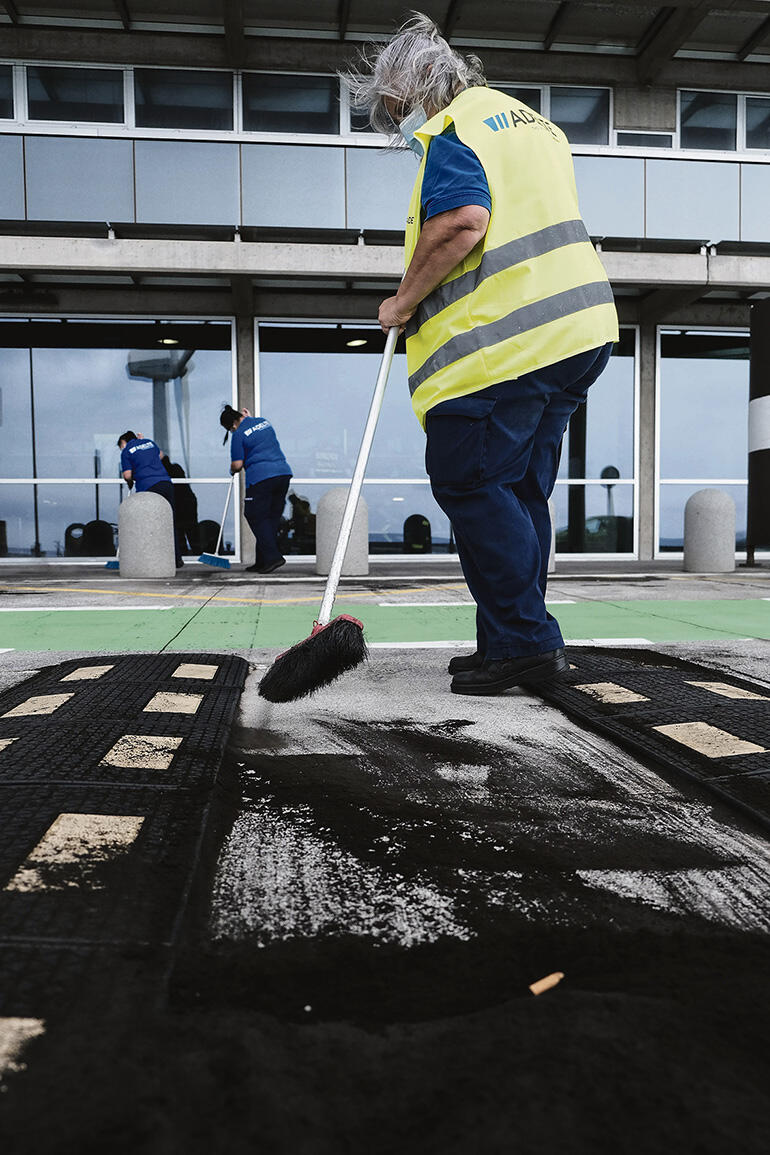 Der Flughafen von La Palma musste vor der Wiederaufnahme des Betriebs gründlich gereinigt werden. Foto: EFE